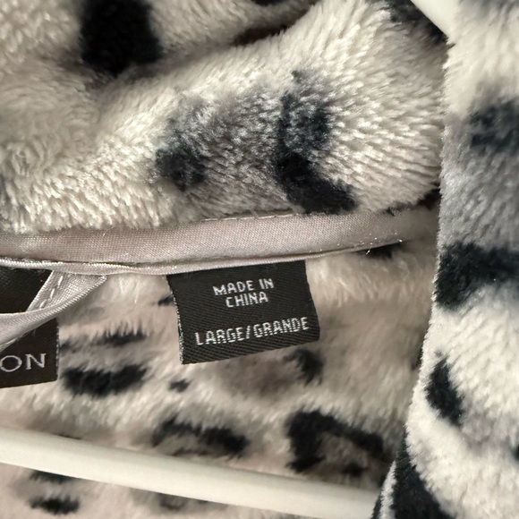 Junior Girls Large Soft and Fuzzy Leopard Print Bathrobe - Picture 6 of 7